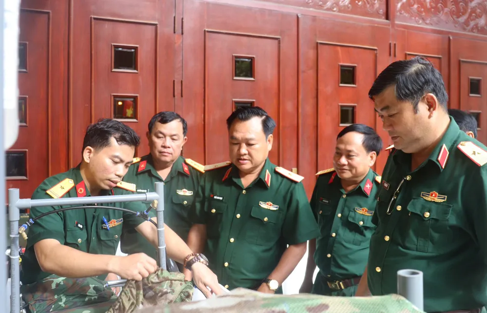 Các đại biểu tham quan mô hình tại hội nghị z6651410657184_2c7bab1024661a337280a2d066f4837a.jpg