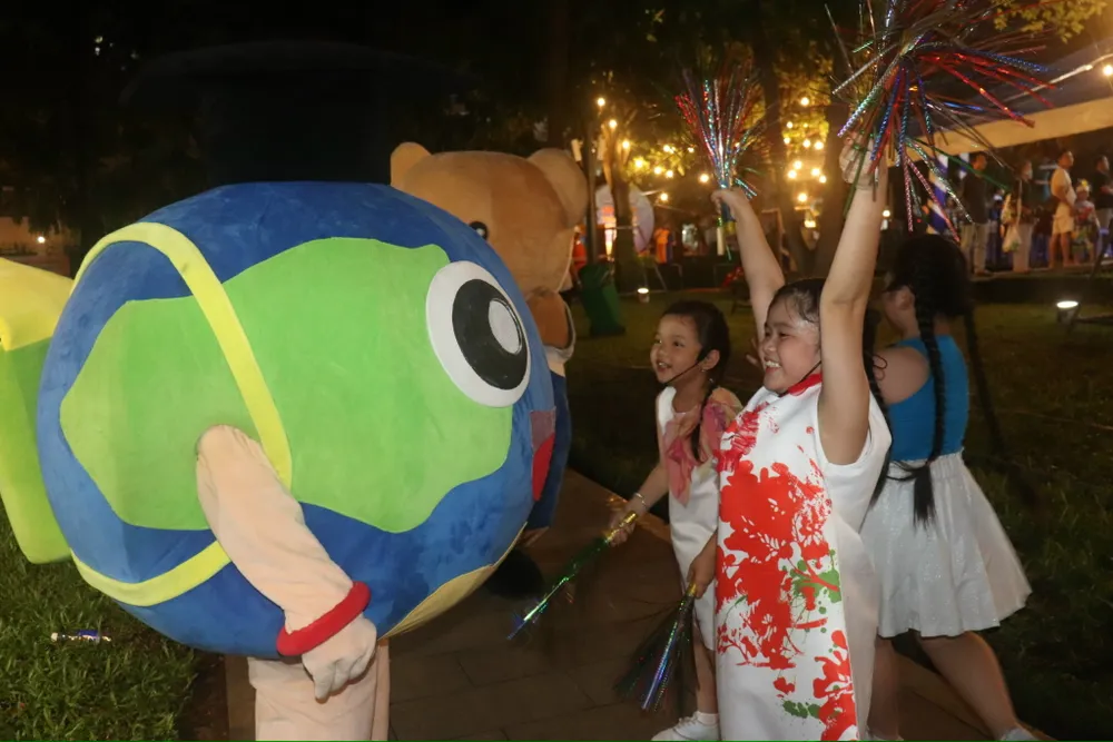 Thiếu nhi vui chơi tại lễ hội z6655530437067_cec15f4b1a4c7195e6f1c87172df6278.jpg