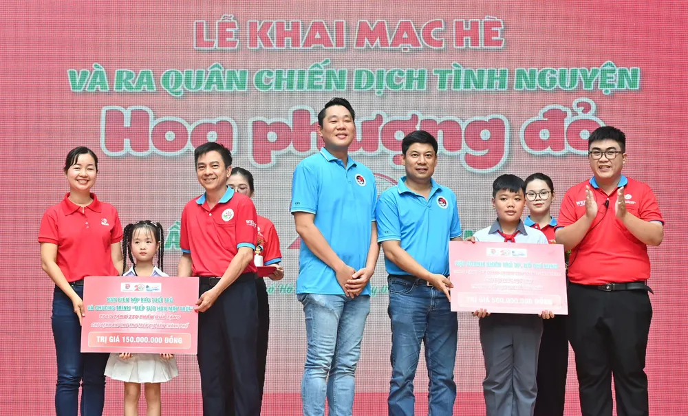 Các đơn vị trao tặng biểu trưng các công trình nguồn lực. Ảnh: VIỆT DŨNG z6659708988608_14cdcf269011b314bb9e28a36c86f083.jpg