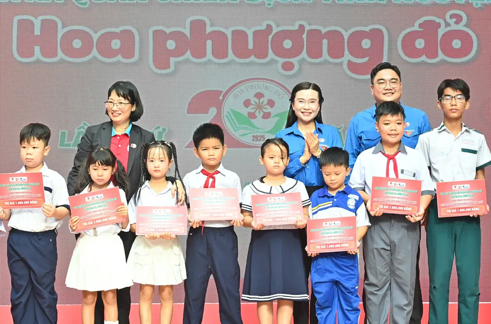 Các em thiếu nhi có hoàn cảnh khó khăn nhận học bổng tại chương trình. Ảnh: VIỆT DŨNG z6659709186500_570e97ac58b5728b9b3ee30628c0d9b2.jpg