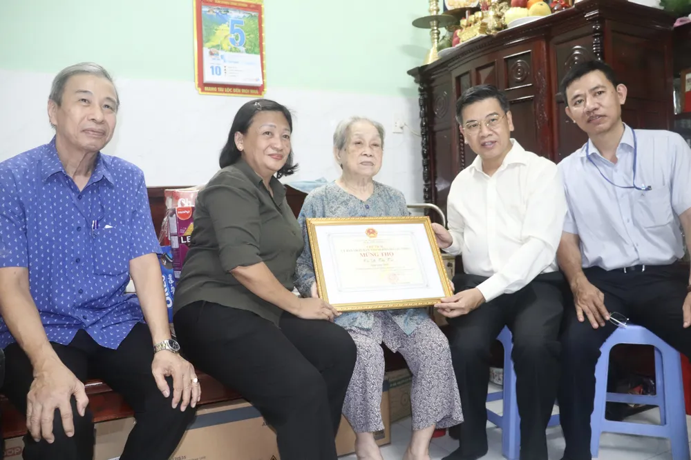 សមមិត្ត Nguyen Van Dung និងគណៈប្រតិភូបានទៅសួរសុខទុក្ខ និងជូនពរលោកស្រី Le Thi Tu អាយុយឺនយូរ។ IMG_9106.jpeg