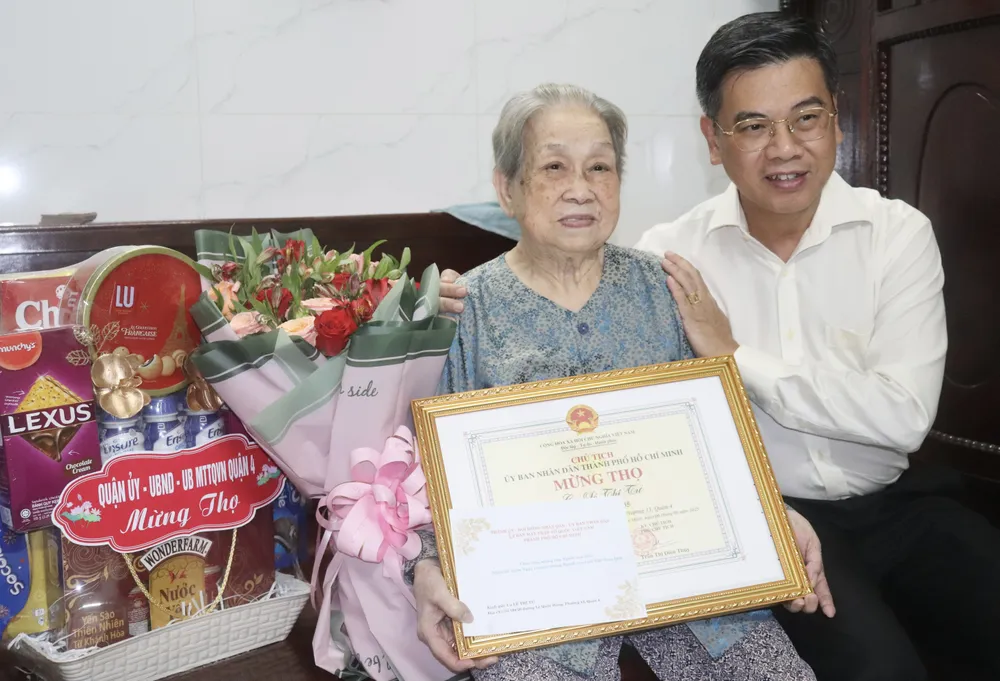 អនុប្រធានគណៈកម្មាធិការប្រជាជនទីក្រុងហូជីមិញ លោក Nguyen Van Dung និងគណៈប្រតិភូទីក្រុងហូជីមិញ បានអញ្ជើញទៅសាកសួរសុខទុក្ខ និងជូនពរលោកស្រី Le Thi Tu អាយុយឺនយូរ។ IMG_9116.jpeg