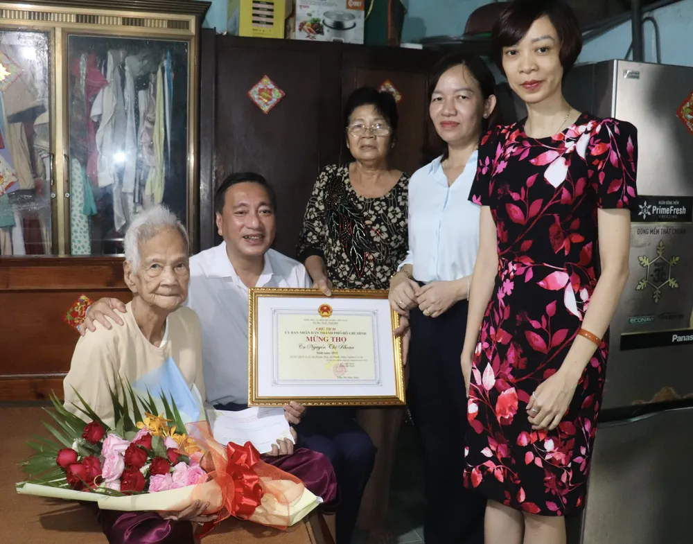 Phó Chủ tịch HĐND TPHCM Phạm Thành Kiên cùng đoàn đến thăm, chúc thọ bà Nguyễn Thị Khoạn z6666458340873_b3e2c40018d26218730175b42881766e.jpg