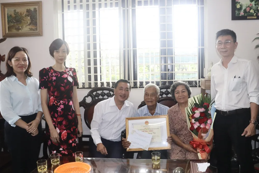 Phó Chủ tịch HĐND TPHCM Phạm Thành Kiên cùng đoàn đến thăm, chúc thọ ông Nguyễn Quang Tiếp z6666458512168_7933703801aa55514ee6ecdb7868c3f6.jpg