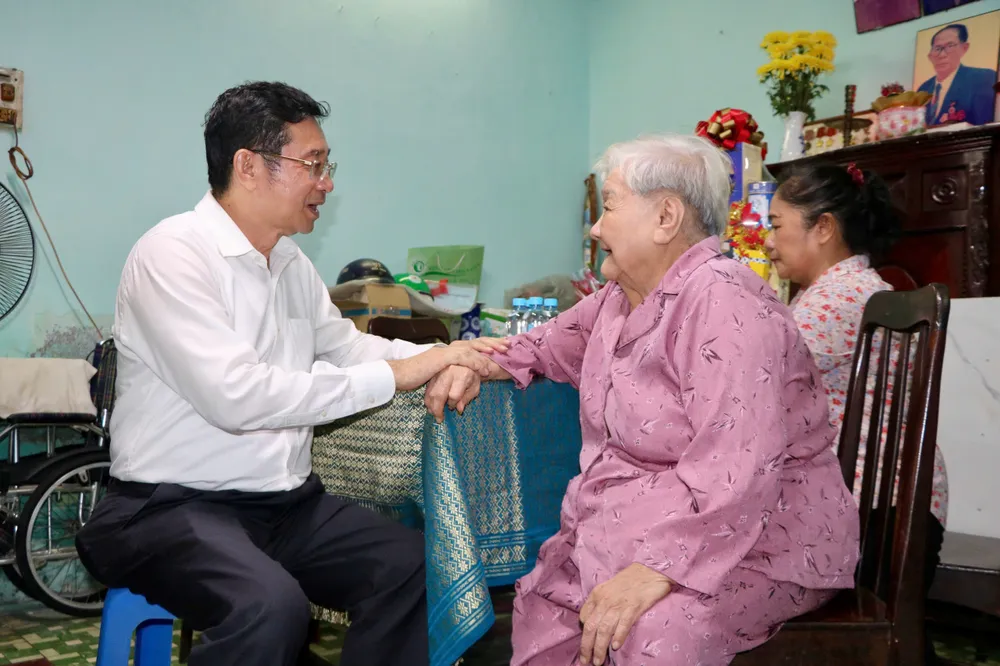 Đồng chí Dương Ngọc Hải thăm hỏi, chúc thọ bà Nguyễn Thị Lan. Ảnh: CẨM NƯƠNG z6675271427479_a9c8affab70cd9b8d4ae7133ed5b9682.jpg