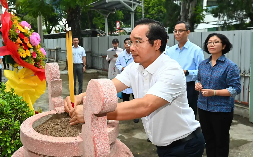 សមមិត្ត Nguyen Van Duoc អុជធូបនៅរូបសំណាកសមមិត្ត Tran Phu ។ រូបថត៖ VIET DUNG z6678904226575_21ff76456c8fcfa8896a612fb5d3f704.jpg