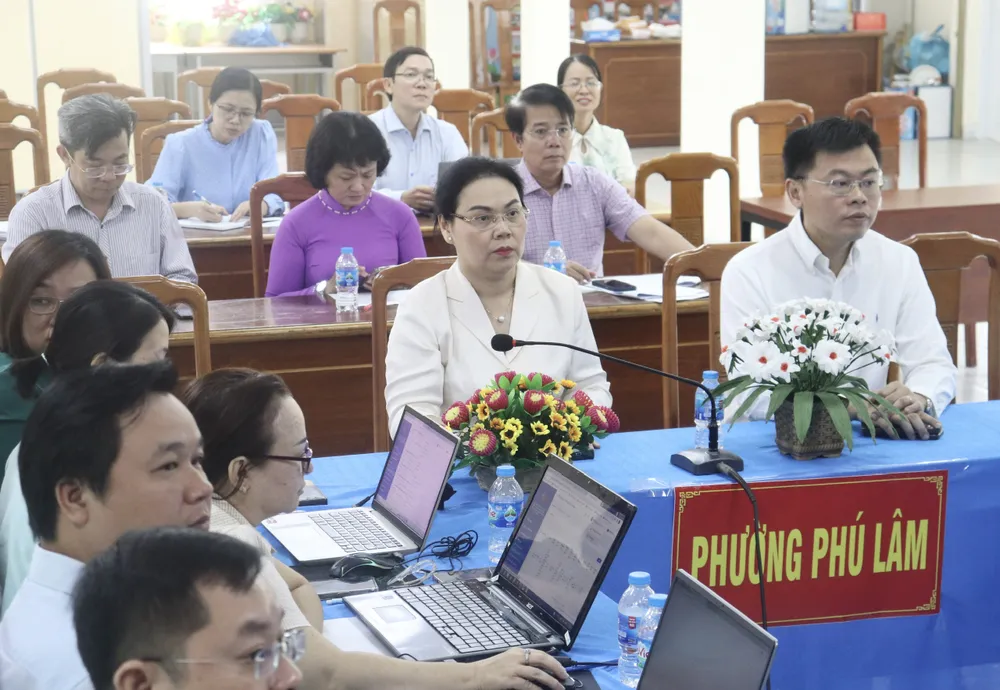 Chủ tịch UBND quận 6 Lê Thị Thanh Thảo cùng thành viên tổ công tác dự buổi vận hành thử nghiệm mô hình chính quyền địa phương cấp xã tại điểm phường Phú Lâm z6697216377978_d2dd0730994edbcd827b523d80b0c06a.jpg