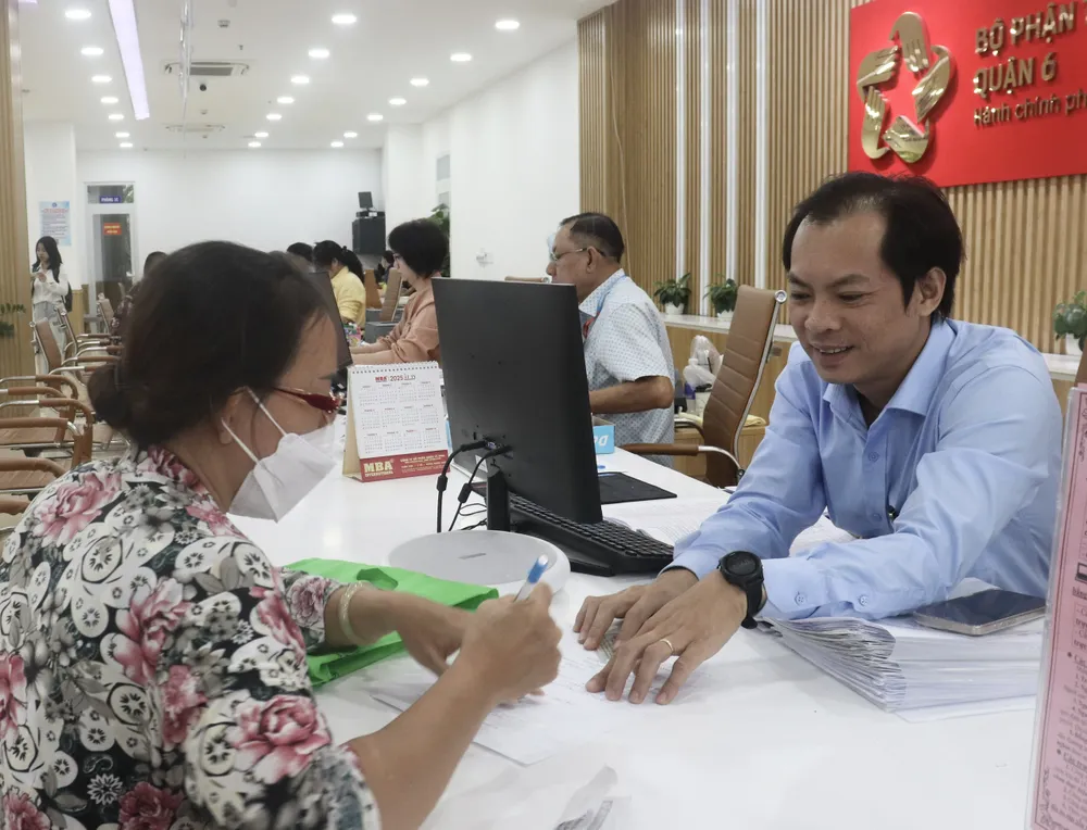 Người dân đến nộp hồ sơ ở Bộ phận tiếp nhận và trả kết quả tại UBND quận 6, sáng 12-6 z6697216551336_68ef6fec59606d4c2b4d751424d6a211.jpg