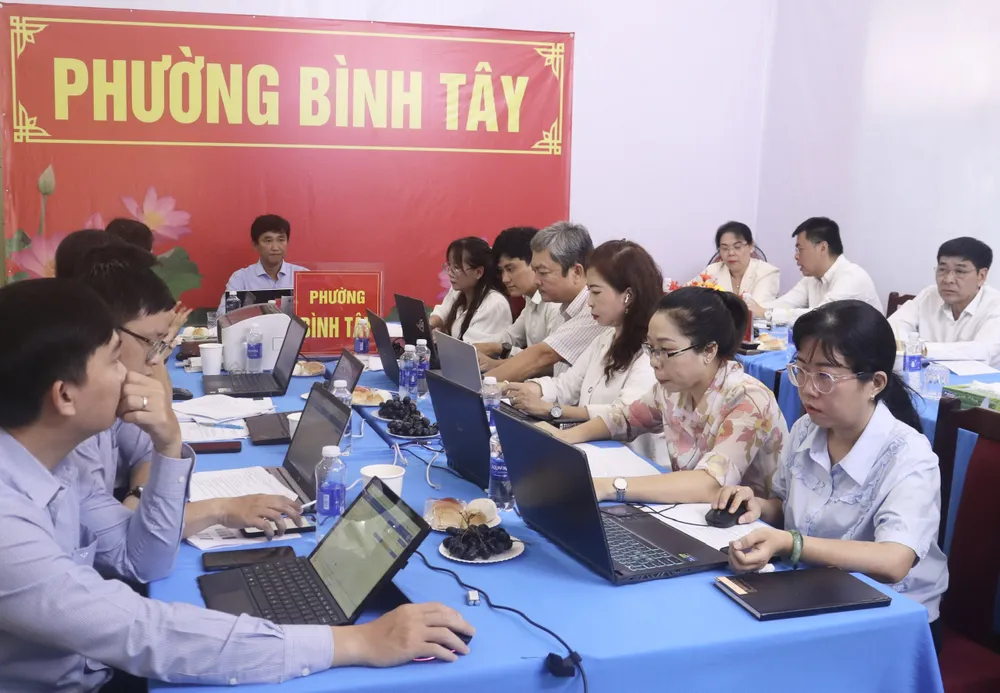 Buổi vận hành thử nghiệm mô hình chính quyền địa phương cấp xã tại điểm phường Bình Tây z6697216651694_5936f2b00c2002ba8ffb12eba48739ef.jpg