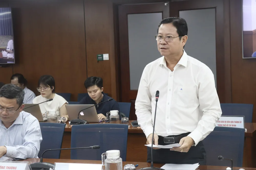 Ông Nguyễn Hoàng Hưng trao đổi tại họp báo z6698344840334_86aaadb2fc387fe3b46eb575f4ee1492.jpg