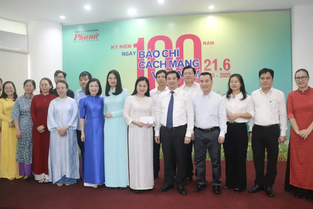 Phó Chủ tịch Thường trực UBND TPHCM Dương Ngọc Hải thăm, chúc mừng Báo Phụ nữ TPHCM z6701288098590_7548541fc8d77a4b23756628803af449.jpg