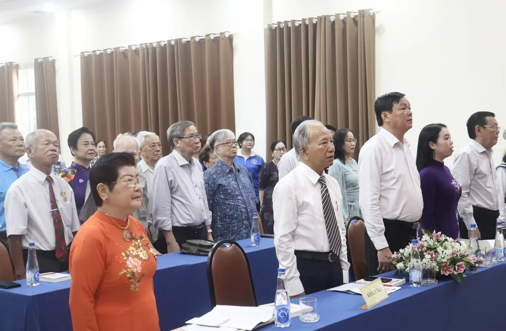 Các đại biểu thực hiện nghi thức chào cờ z6703693586127_61139aacc3a67cd5b643e320037620ae.jpg