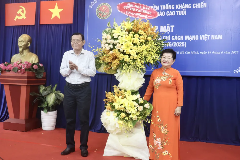 Chủ tịch Hội Nhà báo TPHCM Nguyễn Tấn Phong tặng hoa chúc mừng z6703693615655_7411bf1424887907f108dbdb5cd89c40.jpg