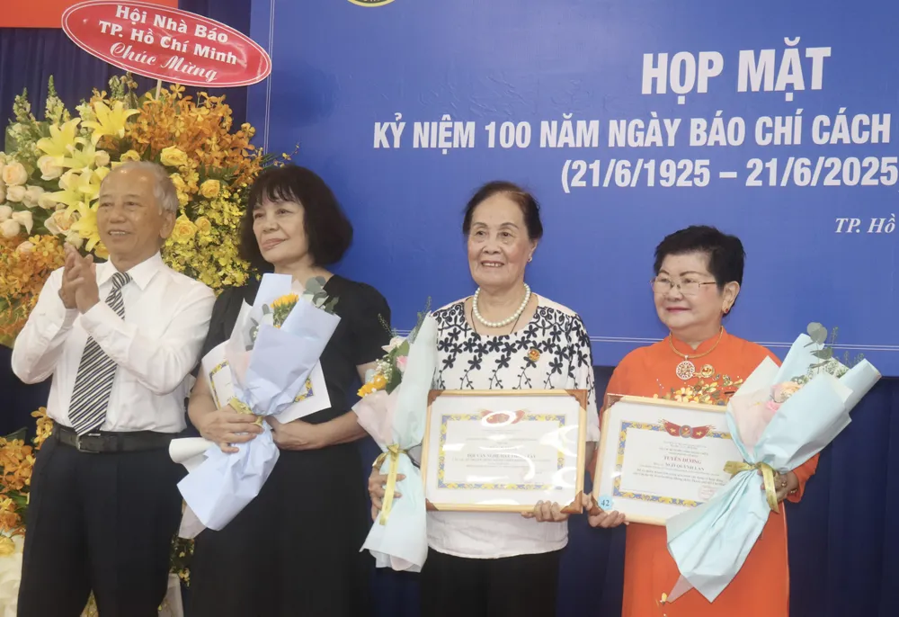 Các cá nhân, tập thể nhận bằng khen tại chương trình z6703693677532_c1f2a35699b71bd30d8a825f6dab1e9f.jpg