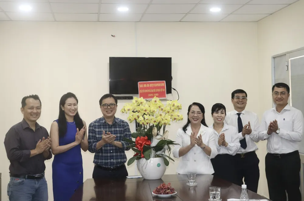 Đồng chí Trần Kim Yến đến thăm, chúc mừng Văn phòng đại diện Báo VietNamNet tại TPHCM z6709460519211_99bfdaec9c7b641404ffc84392966b00.jpg