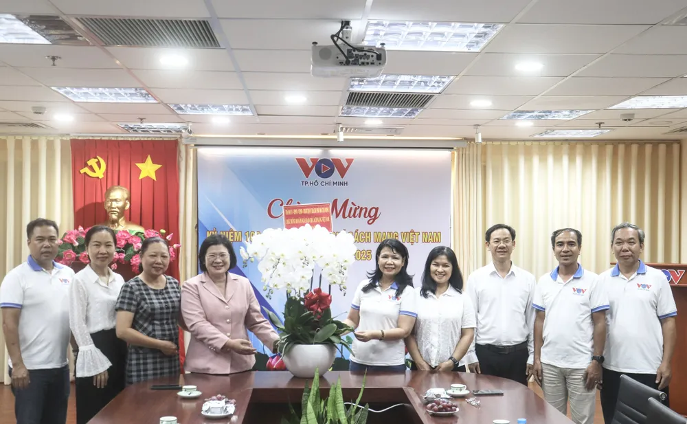 Comrade Van Thi Bach Tuyet visited and congratulated the Voice of Vietnam Resident Office in Ho Chi Minh City. z6710987974940_02d5a152a37762f8b02144be4e70138d.jpg