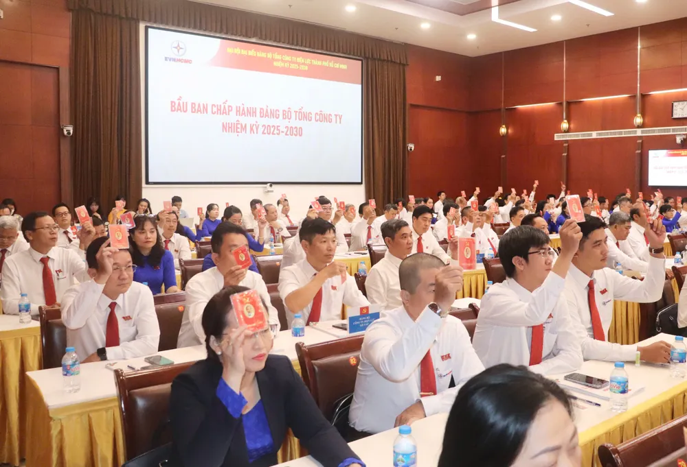Đại biểu biểu quyết tại đại hội z6713503069838_bcf9a61c22c3bd97a89b61550a2ed5c4.jpg