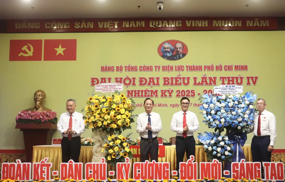 Đảng bộ EVNHCMC nhận hoa chúc mừng của các đơn vị z6713503078490_17190b223503d041fe55cd964c76505a.jpg