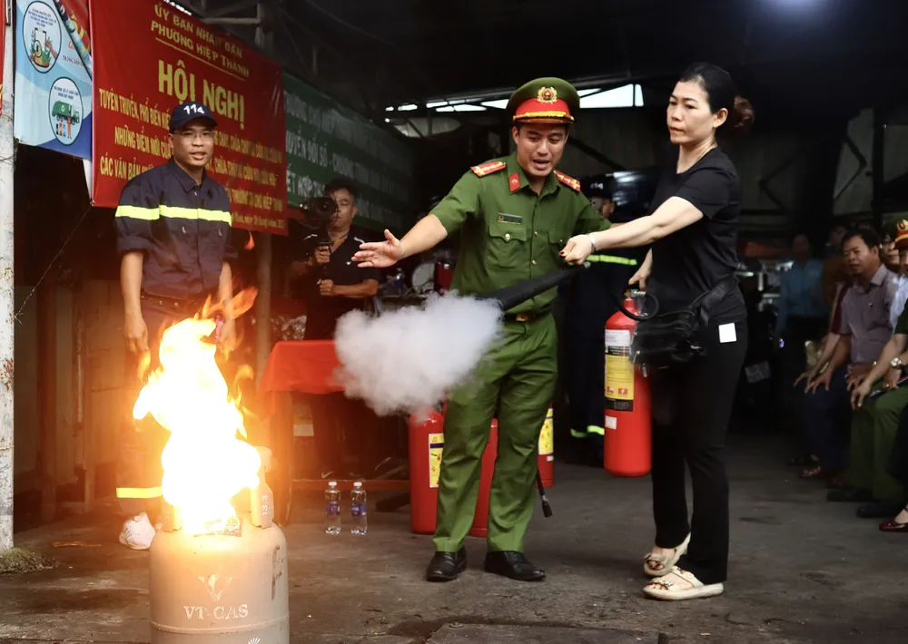 Tiểu thương được hướng dẫn thực hành sử dụng bình chữa cháy dập tắt đám cháy giả định z6718405654331_d6d1c48e8c32db2282d4e333f14d56fa.jpg