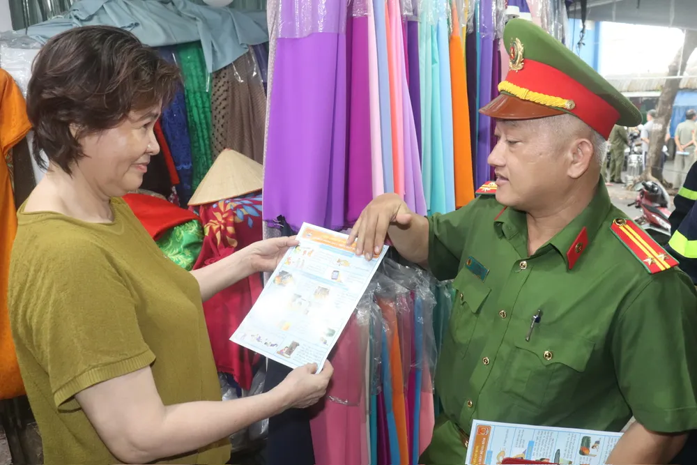 Cán bộ, chiến sĩ phổ biến Luật PCCC-CNCH, kỹ năng xử lý tình huống cho tiểu thương z6718405761803_585724d2ced18b8469490019036ff0d9.jpg