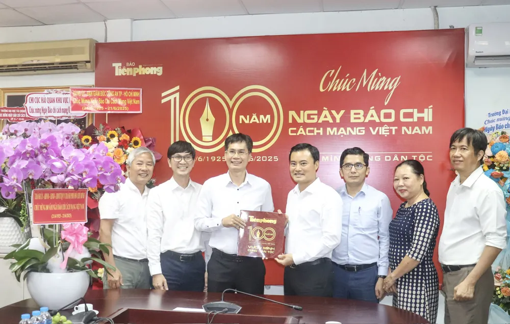 Đồng chí Bùi Xuân Cường thăm, chúc mừng Cơ quan đại diện Báo Tiền Phong tại TPHCM z6721429821234_73fbfefa717adfbe27707cbf272e554b.jpg