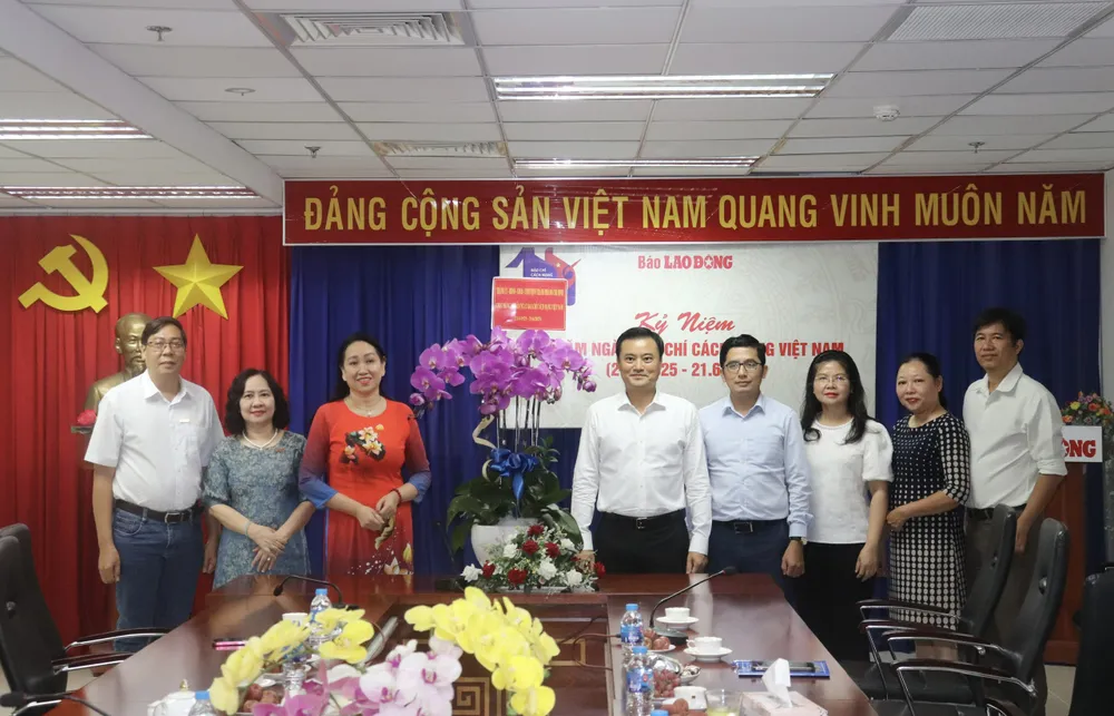 Đồng chí Bùi Xuân Cường thăm, chúc mừng Cơ quan Thường trú Báo Lao Động tại TPHCM z6721429854232_21c9d2ba80eb5aafe31b20d7ed6364f0.jpg