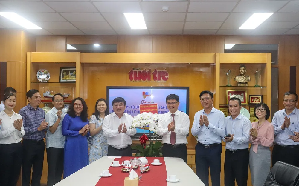 Comrade Nguyen Manh Cuong visited and congratulated Tuoi Tre Newspaper z6723663048410_9bd8ae7a3fb8ac8274bb4dcb9d9342b2.jpg