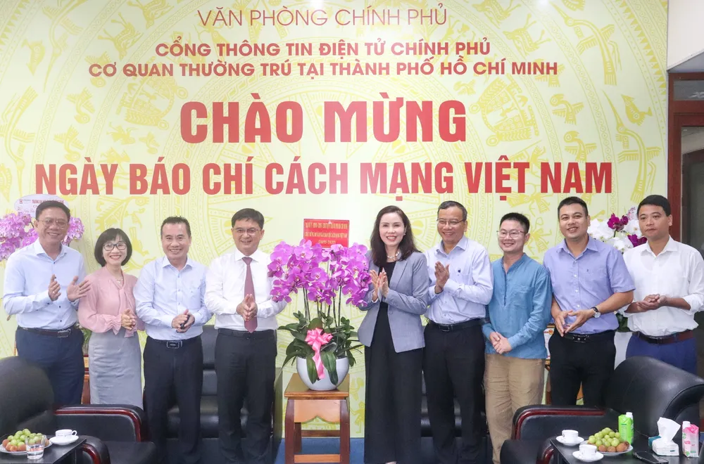 Comrade Nguyen Manh Cuong visited and congratulated the Government Electronic Newspaper z6723663245476_3f134e5d9e2aac3a133cb4ee8f9c2e1c.jpg
