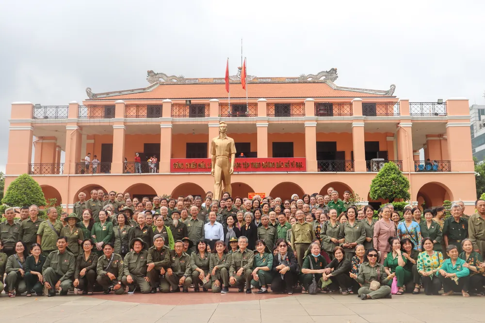 Les délégués présents à la réunion ont pris des photos souvenirs au Musée de Ho Chi Minh - Branche de Ho Chi Minh-Ville z6730202842107_da78573d2325a4ba976a261f1b211d29.jpg