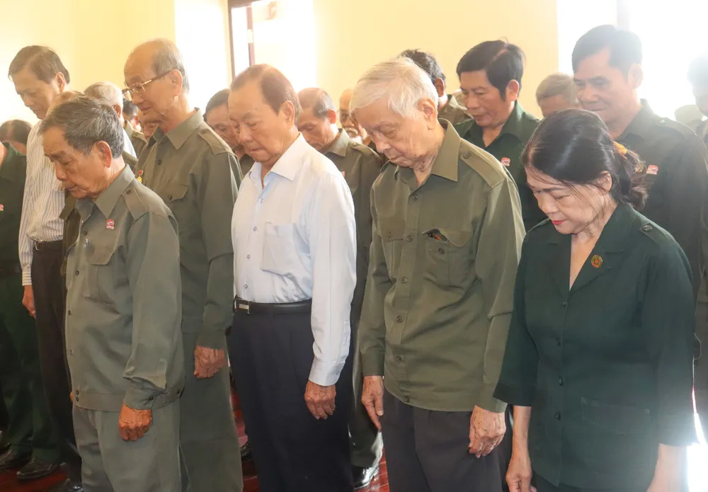 Les délégués ont observé une minute de silence à la mémoire du Président Ho Chi Minh. z6730202883887_802a1f4caa0ec1bb97920dfc1762e320.jpg