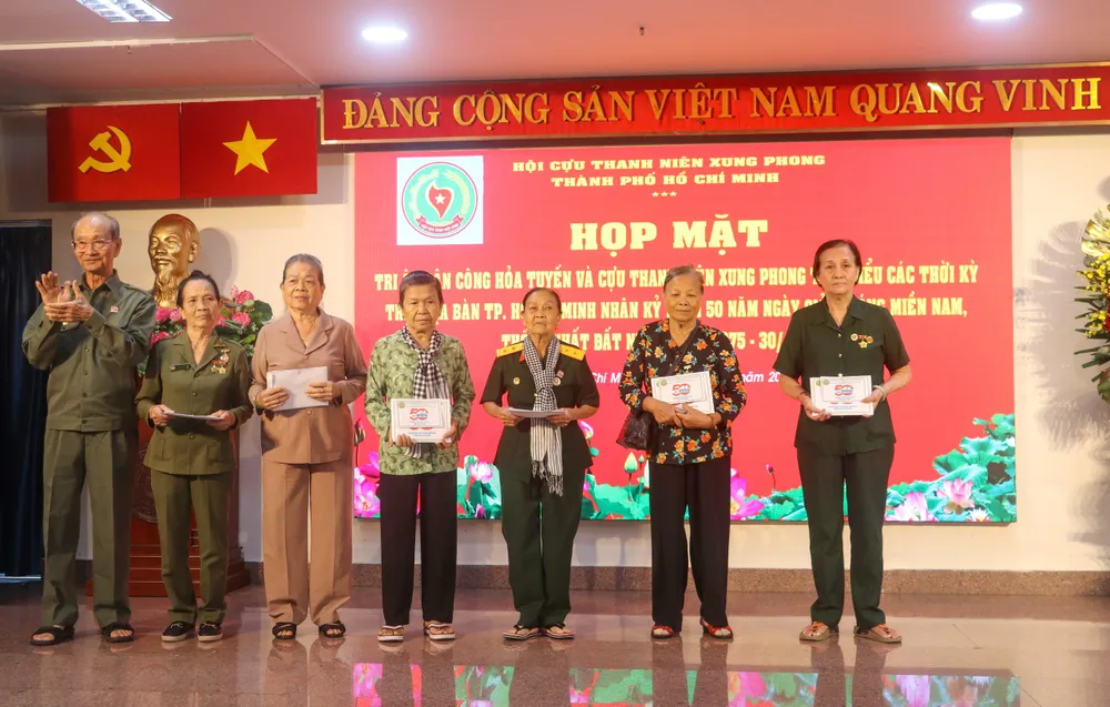 Le camarade Vo Viet Thanh a offert des cadeaux de gratitude aux travailleurs de première ligne. z6730203011778_724a09c8cab9b7e43b2386a5ac9ce474.jpg