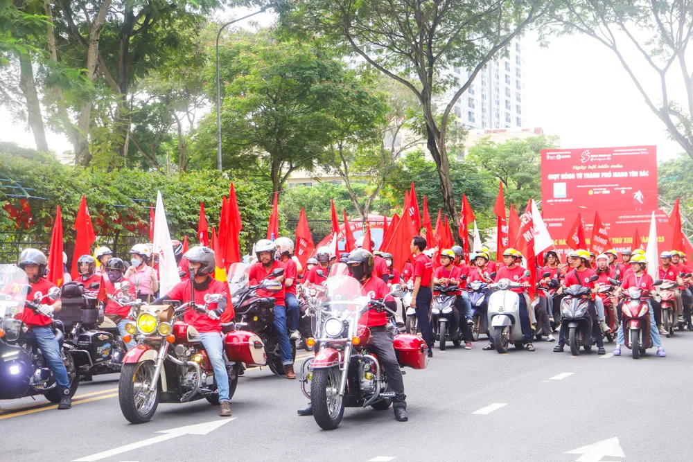 Diễu hành tuyên truyền hưởng ứng phong trào hiến máu tình nguyện trong cộng đồng, sáng 25-6 z6739684293813_56ce0212da2cd17ba72ca60c81136340.jpg
