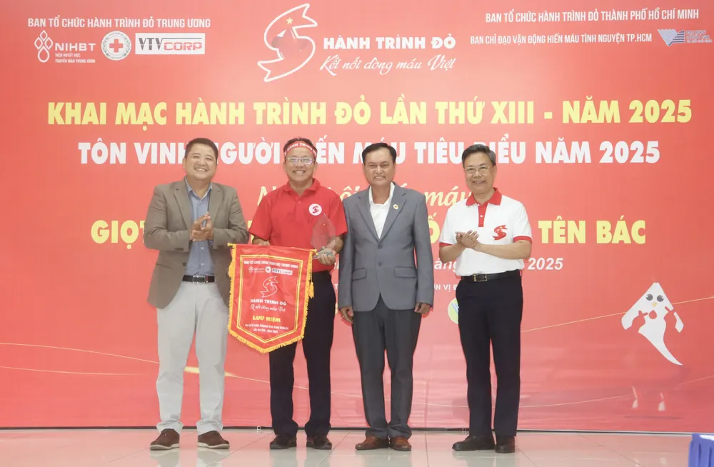 Ban tổ chức Hành trình Đỏ Trung ương tặng cờ và biểu trưng cho TPHCM z6739684506973_c535296ae52dd2d2dc20f2d6d89ab578.jpg