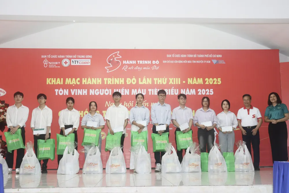 Người hiến máu nhiều lần có hoàn cảnh khó khăn nhận quà tại chương trình z6739684562265_ea604a1eab1b666e61c533f0be1fe301.jpg
