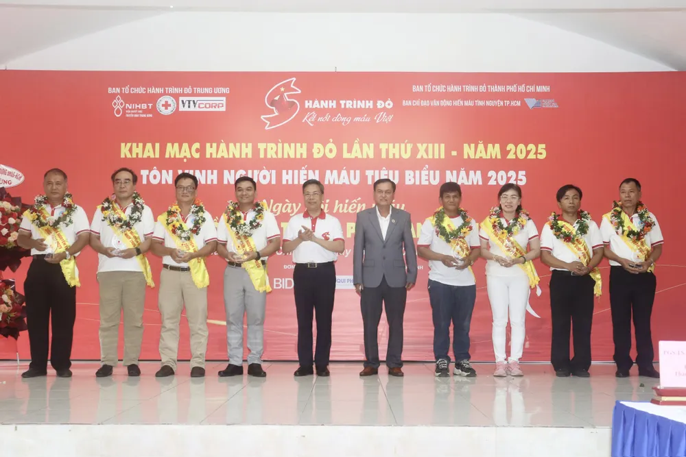 Tri ân cá nhân tiêu biểu tại TPHCM tham gia hiến máu nhiều lần z6739684683620_c2df451ce14ff23c6bd6c54f2576362e.jpg