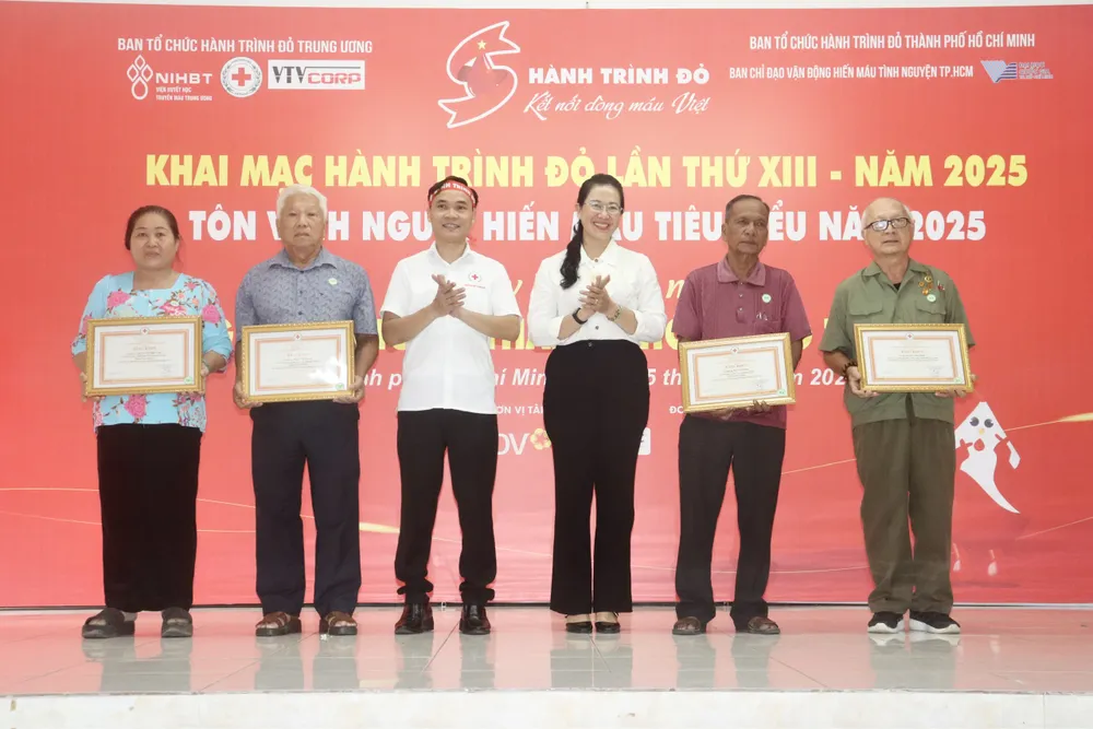 Các gia đình hiến máu nhiều lần nhận bằng khen của Trung ương Hội Chữ thập đỏ Việt Nam z6739995269338_b3868a41493c76bdda9926a67974760c.jpg