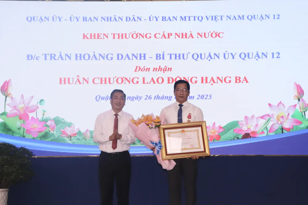 Đồng chí Trần Hoàng Danh, Bí thư Quận ủy quận 12 đón nhận Huân chương Lao động hạng Ba, vì đã có thành tích xuất sắc trong công tác, góp phần vào sự nghiệp xây dựng Chủ nghĩa xã hội và bảo vệ Tổ quốc z6744892181784_723122f3473515d62e8fd72f4ee6326b.jpg