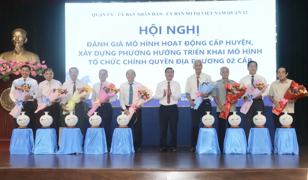 Đồng chí Phạm Thành Kiên tặng quà tri ân tại hội nghị z6744892223429_2431f6fb2cb0e4e0320ab1a65b56926a.jpg
