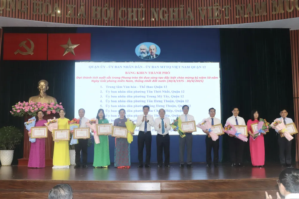 Các tập thể nhận Bằng khen của Chủ tịch UBND TPHCM vì đã có thành tích xuất sắc trong phong trào thi đua sáng tạo đặc biệt chào mừng Kỷ niệm 50 năm Ngày Giải phóng miền Nam, thống nhất đất nước (30-4-1975 - 30-4-2025) z6744892265965_d23be95978db9c3c7141648d15e75f87.jpg