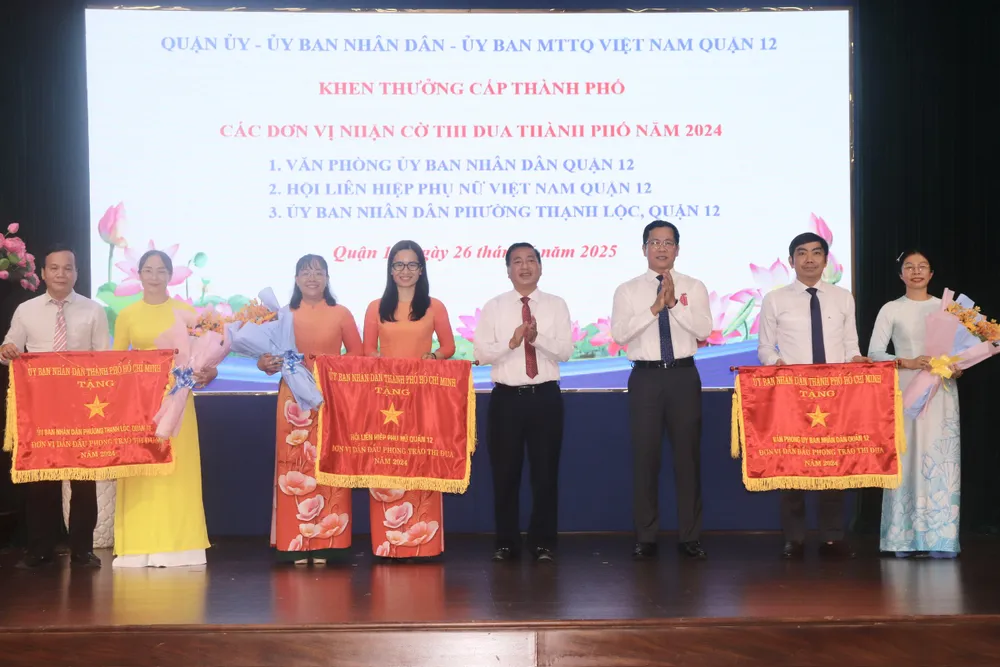 Đồng chí Phạm Thành Kiên và đồng chí Trần Hoàng Danh trao cờ thi đua của UBND TPHCM cho 3 tập thể có thành tích xuất sắc trong công tác năm 2024, dẫn đầu các khối thi đua thuộc quận 12 z6744892308807_9d5354a8c31aadaa092aa298087f684e.jpg