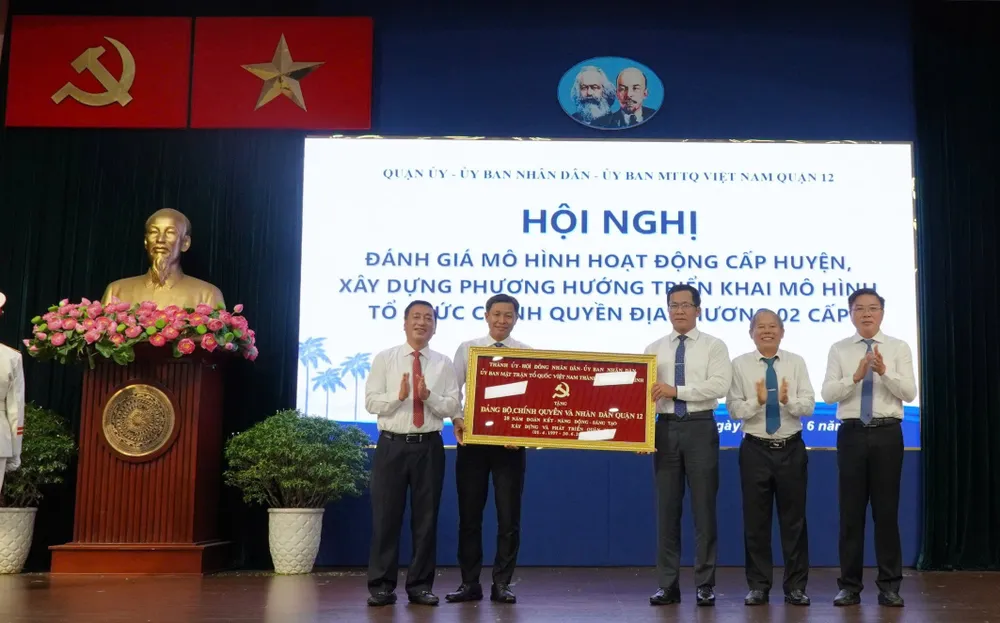 Phó Chủ tịch Thường trực HĐND TPHCM Phạm Thành Kiên tặng quà của Thành ủy - HĐND - UBND - Ủy ban MTTQ Việt Nam TPHCM cho quận 12 z6744922960569_663d63ab8ec8ca9e4af57064eaa35558.jpg