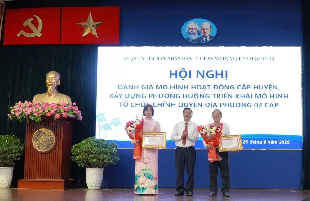 Phó Chủ tịch Thường trực HĐND TPHCM Phạm Thành Kiên trao Bằng khen của Ban Thường vụ Thành ủy TPHCM cho tập thể có thành tích xuất sắc trong thực hiện Nghị quyết số 18 z6744930994903_92f044de904ccbcec62e828ebf855401.jpg