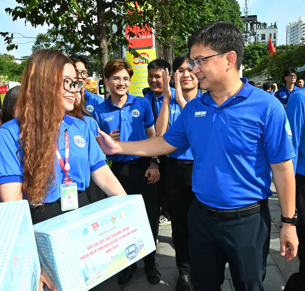 Đồng chí Nguyễn Mạnh Cường động viên các chiến sĩ tình nguyện Động viên.jpg
