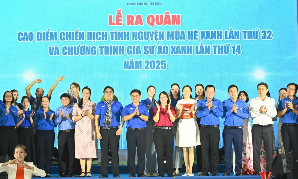 Đại biểu chụp hình lưu niệm tại chương trình. Ảnh: VIỆT DŨNG z6752977725435_6970b4ff3878c0a120a4a1b64ec322ef.jpg