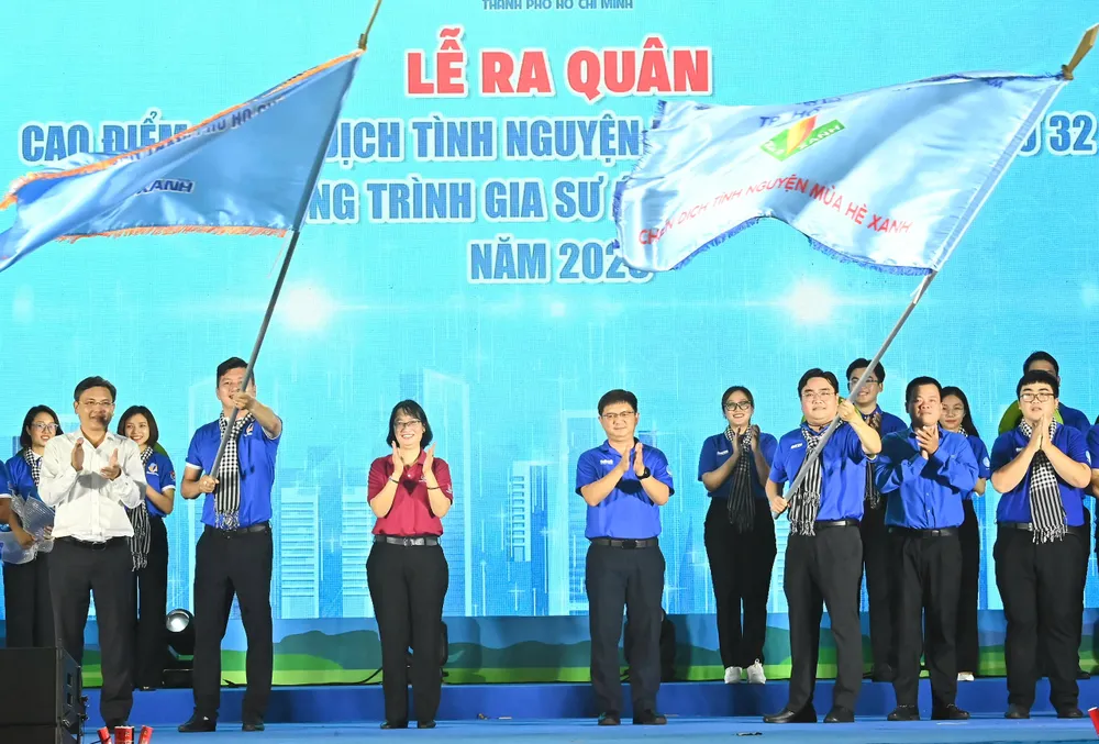 Đồng chí Nguyễn Mạnh Cường và đồng chí Trần Thị Diệu Thúy trao cờ lệnh xuất quân đến các chiến dịch, chương trình. Ảnh: VIỆT DŨNG z6752977759332_9548951c52b714899b307d5f1cd7434c.jpg