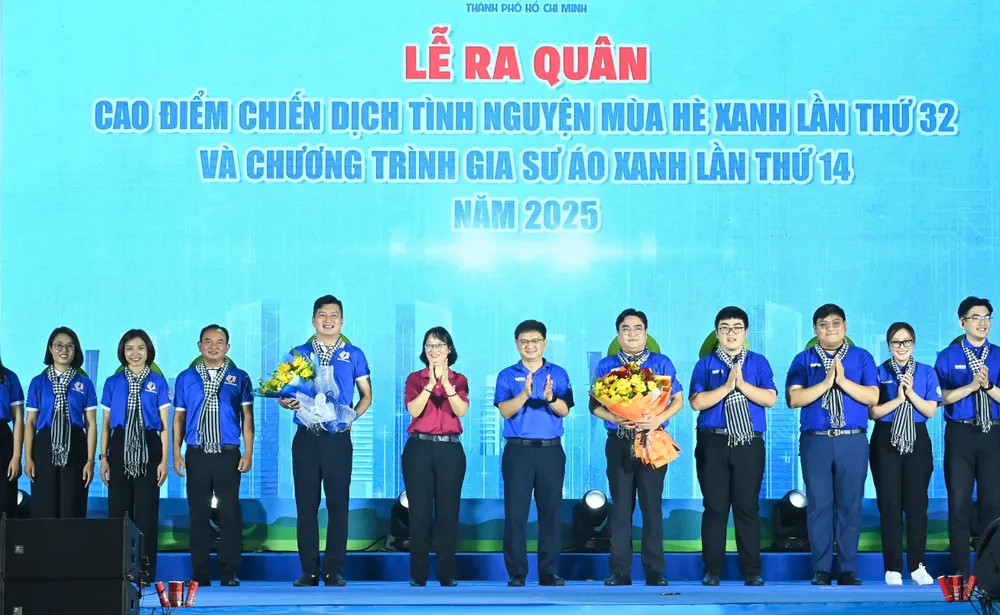 Đồng chí Nguyễn Mạnh Cường và đồng chí Trần Thị Diệu Thúy tặng hoa động viên Ban Chỉ huy chiến dịch tình nguyện Mùa hè xanh lần thứ 32, Ban Tổ chức chương trình Gia sư áo xanh lần thứ 14 - năm 2025. Ảnh: VIỆT DŨNG z6752977817022_6bf0f89b659836ab02ab1b4b6555f660.jpg