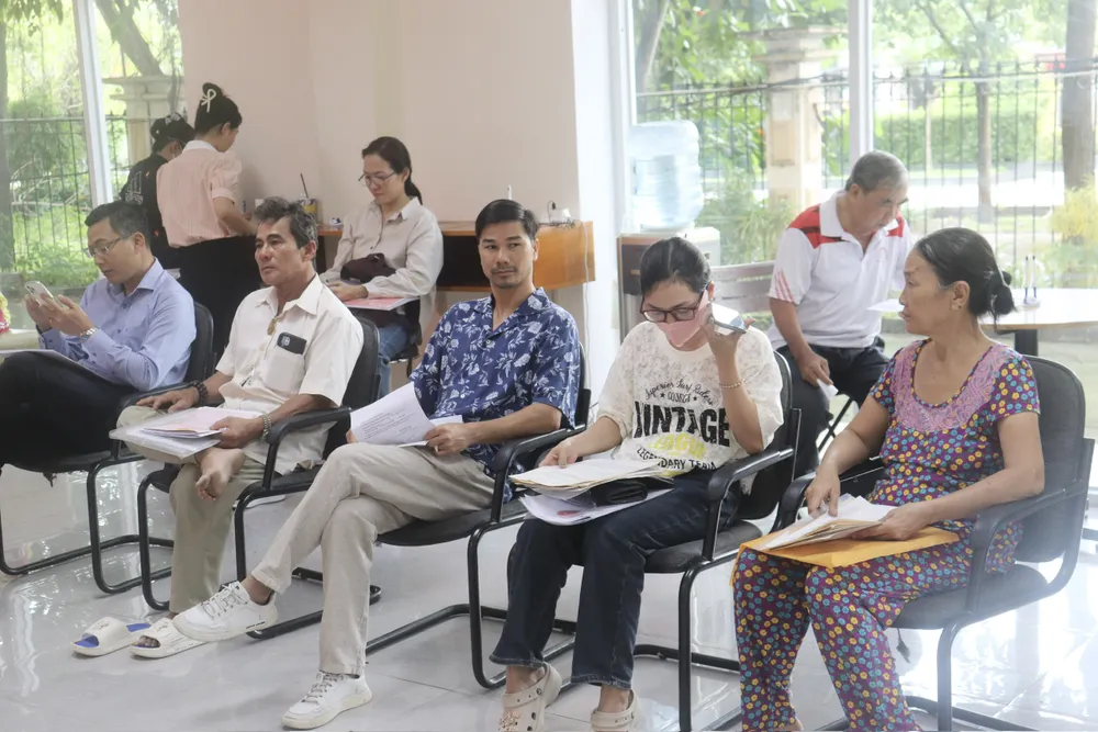 Người dân chờ làm thủ tục hành chính Người dân chờ làm thủ tục hành chính
