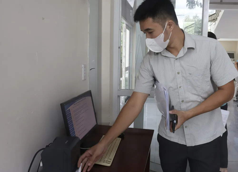 Người dân nhận số thứ tự tự động Người dân nhận số thứ tự tự động