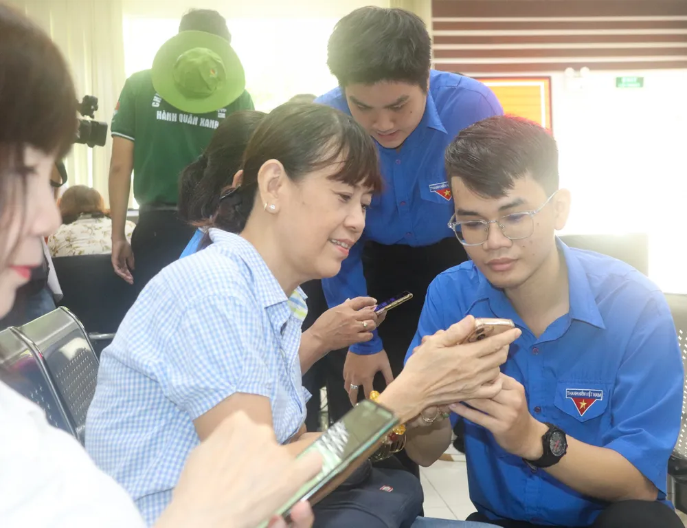 Tình nguyện viên hướng dẫn người dân tại Trung tâm Phục vụ hành chính công phường Phú Nhuận z6779711897429_2d5db4afd7f0224c165d5fe5d840b99f.jpg