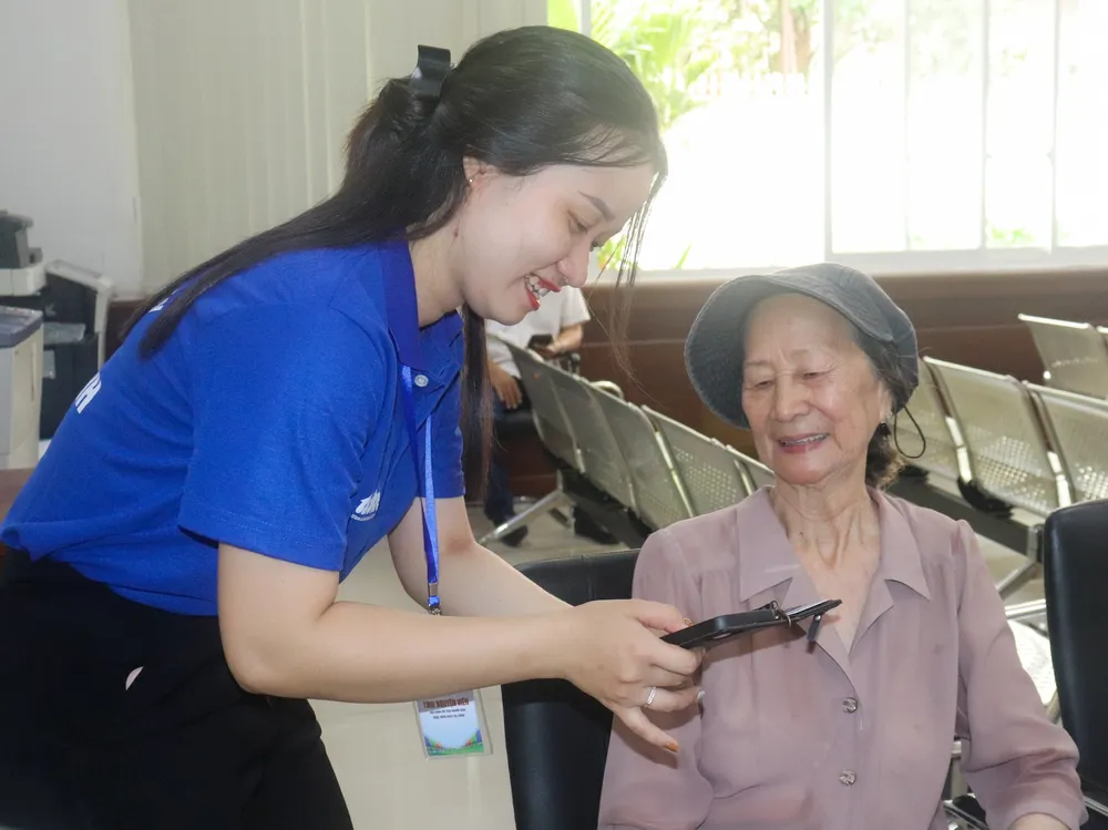 Tình nguyện viên trò chuyện, hỗ trợ bà Hồ Ngọc Mỹ z6779712155195_03bd6975c65ed0a55ae91401593d6c86.jpg